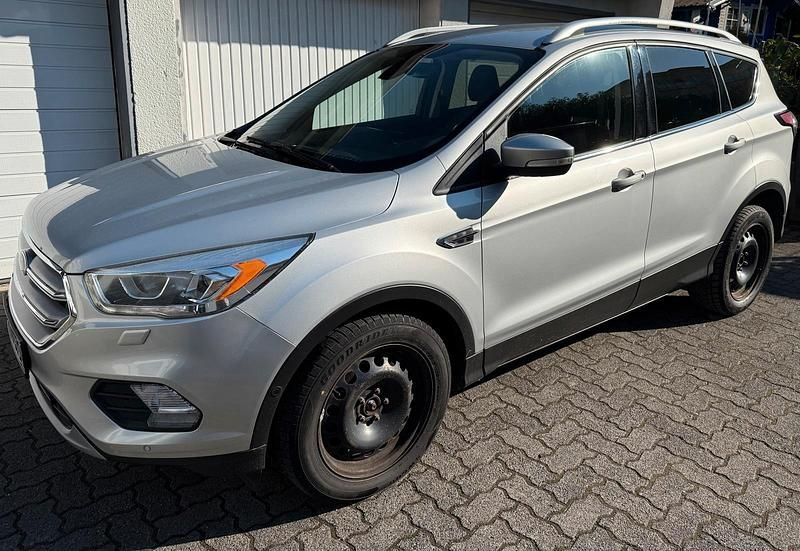 Gebraucht Ford Kuga Cool & Connect 120 PS (88 kW) 2017 Silber SUV