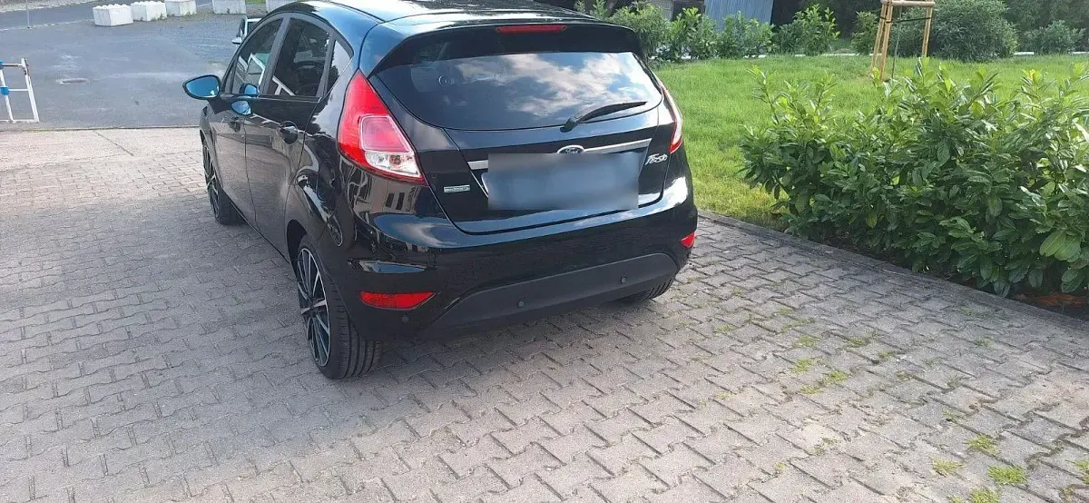 Gebraucht Ford Fiesta Individual 125 PS (91 kW) 2014 Schwarz Kleinwagen