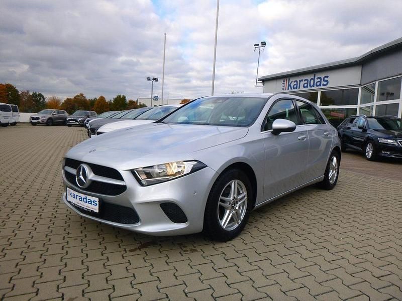 Silber Gebraucht 2019 Mercedes A180 Limousine | 20.450 € (Fairer Preis) - Bild 1/4