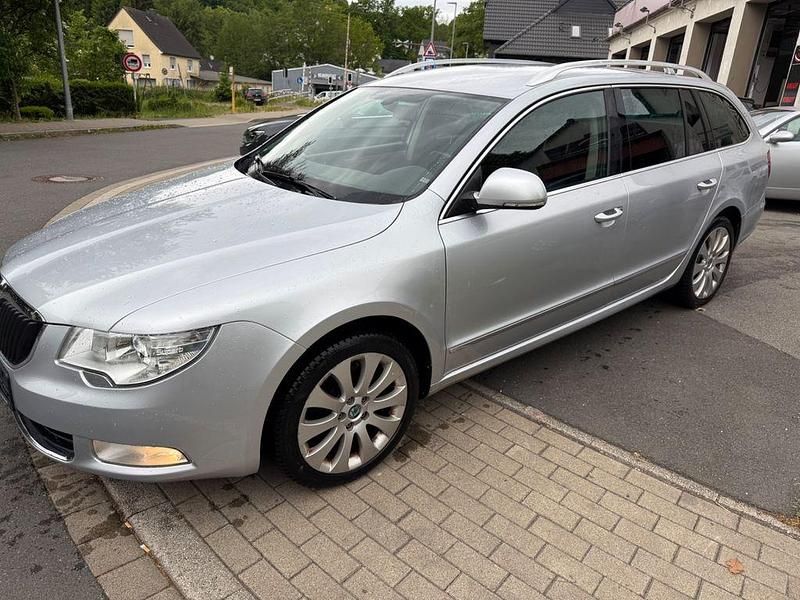 Silber Gebraucht 2011 Skoda Superb Elegance Kombi | 5.999 € (Superpreis) - Bild 1/4