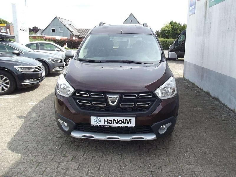 Turmalinbraun Gebraucht 2017 Dacia Dokker Celebration Van / Kleinbus | 6.300 € (Fairer Preis) - Bild 1/4