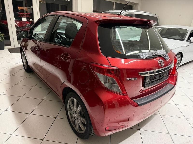Gebraucht Toyota Yaris Club 99 PS (72 kW) 2012 Rot Limousine