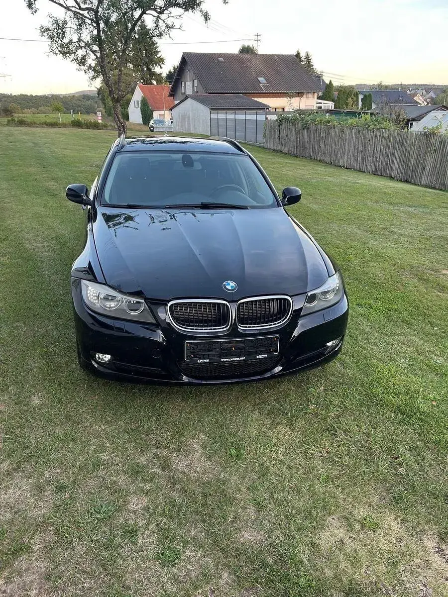 Gebraucht BMW 320 163 PS (119 kW) 2011 Schwarz Kombi
