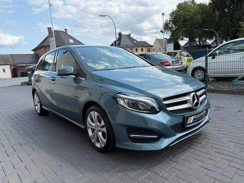 Blau Gebraucht 2015 Mercedes B200 Urban Van / Kleinbus | 9.490 € (Fairer Preis) - Bild 1/4