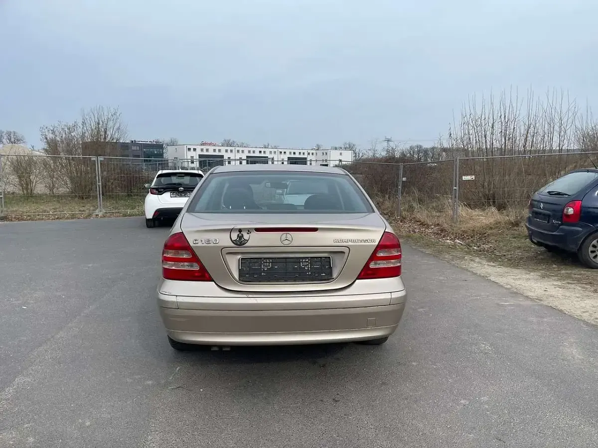 Gebraucht Mercedes C180 143 PS (105 kW) 2003 Travertinbeige  metalliclack Limousine