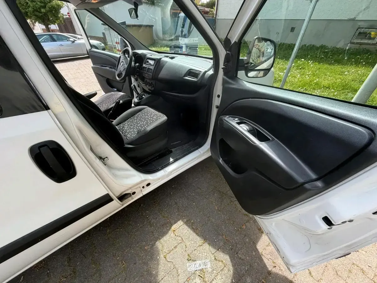 Używany Opel Combo 90 KM (66 kW) 2012 Biały Minivan