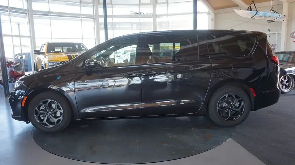 Gebraucht Chrysler Pacifica 264 PS (194 kW) 2023 Schwarz Van