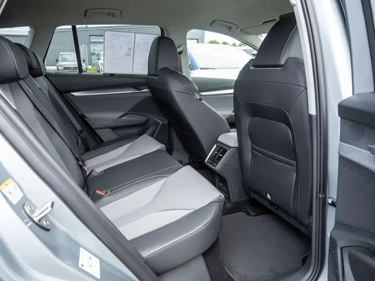Neu Skoda Enyaq iV Loft 219 kW (299 PS) 2026 Silber SUV