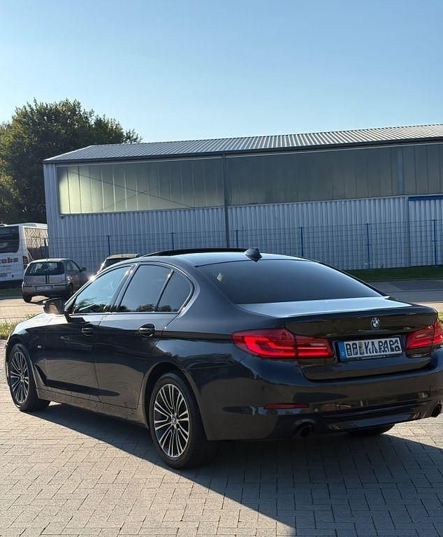 Grau Gebraucht 2017 BMW 520 Sport Line Limousine | 19.200 € (Fairer Preis) - Bild 1/4