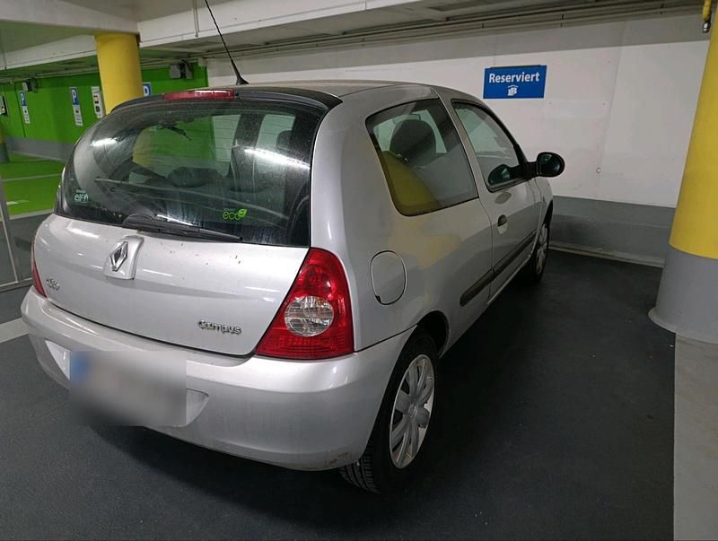 Używany Renault Clio II 75 KM (55 kW) 2009 Srebrny Hatchback