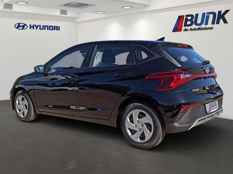 Neu Hyundai i20 Select 79 PS (58 kW) 2025 Phantom black Limousine