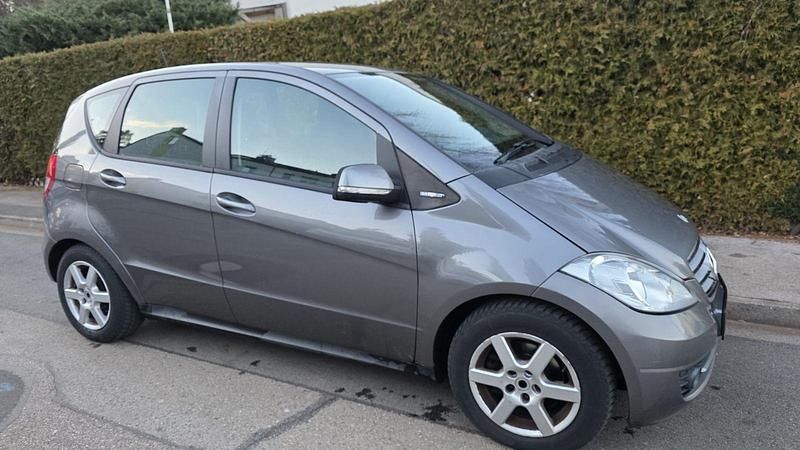 Grau Gebraucht 2011 Mercedes A180 Kleinwagen | 4.200 € (Guter Preis) - Bild 1/4