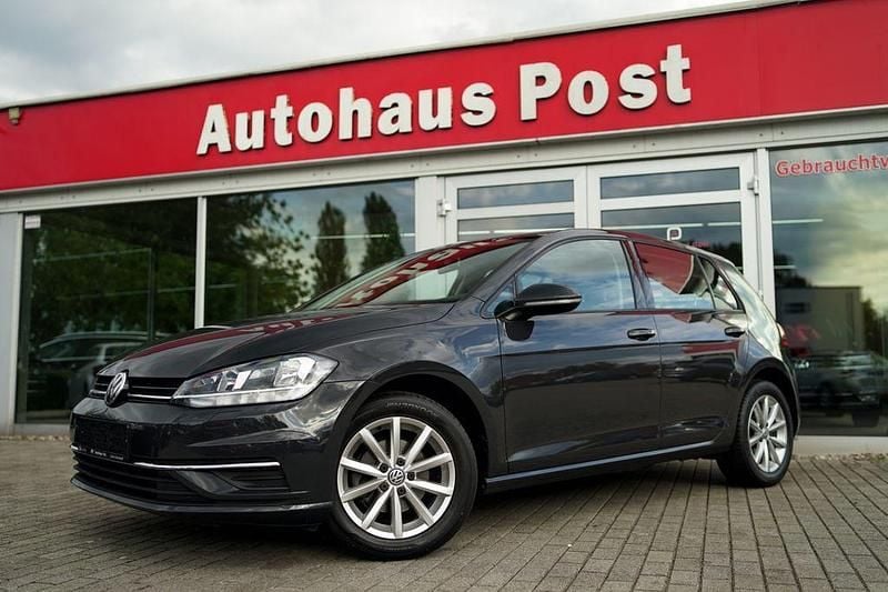 Grau Gebraucht 2018 VW Golf VII Comfortline Limousine | 14.499 € (Guter Preis) - Bild 1/4