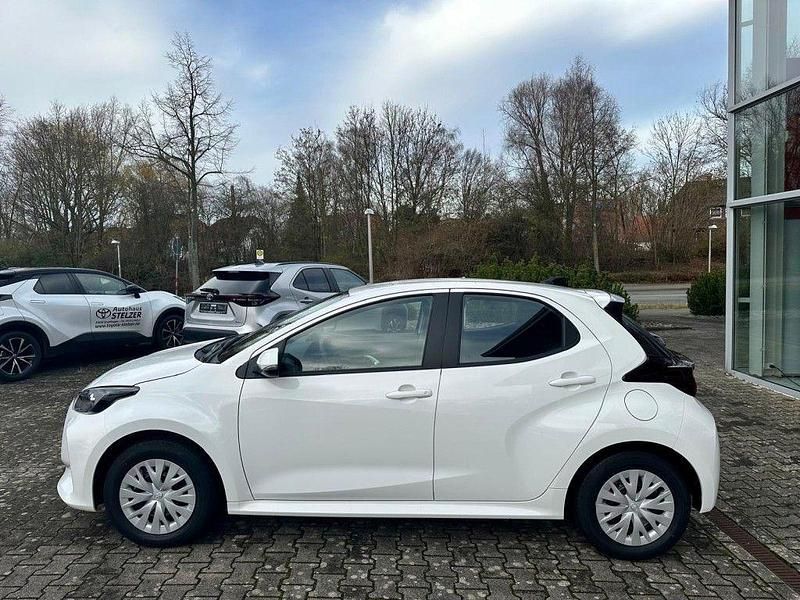 Neu Toyota Yaris Hybrid Comfort 116 PS (85 kW) 2025 Schwarz Limousine