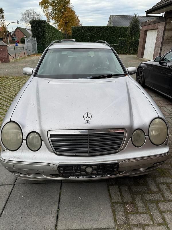 Silber Gebraucht 2003 Mercedes E220 Kombi | 1.950 € (Guter Preis) - Bild 1/4