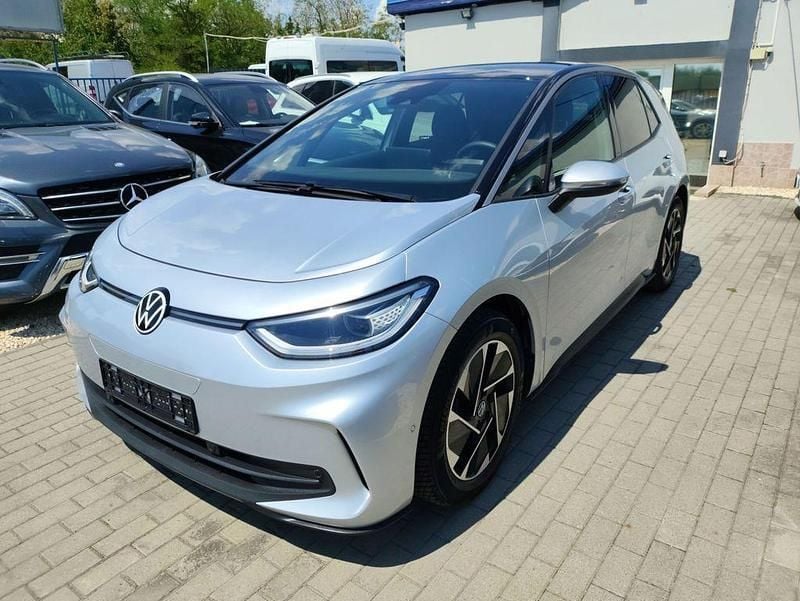 Scale silver metallic Gebraucht 2024 VW ID.3 Pro Kleinwagen | 28.900 € (Superpreis) - Bild 1/4