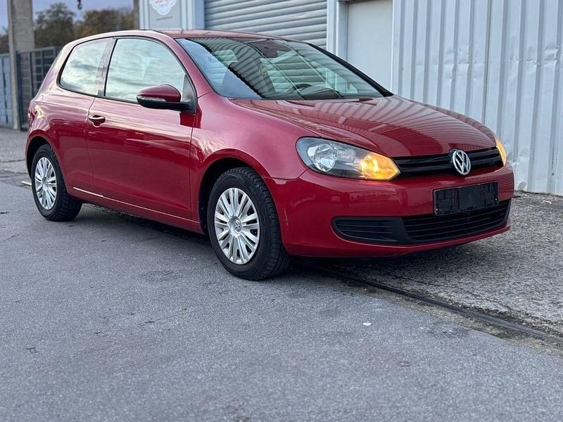 Amaryllisrot metallic Gebraucht 2009 VW Golf VI Trendline Kleinwagen | 5.500 € (Fairer Preis) - Bild 1/4