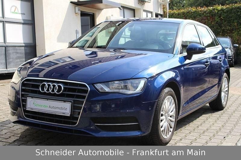Scubablau (metallic) Gebraucht 2014 Audi A3 Ambiente Limousine | 12.490 € (Superpreis) - Bild 1/4