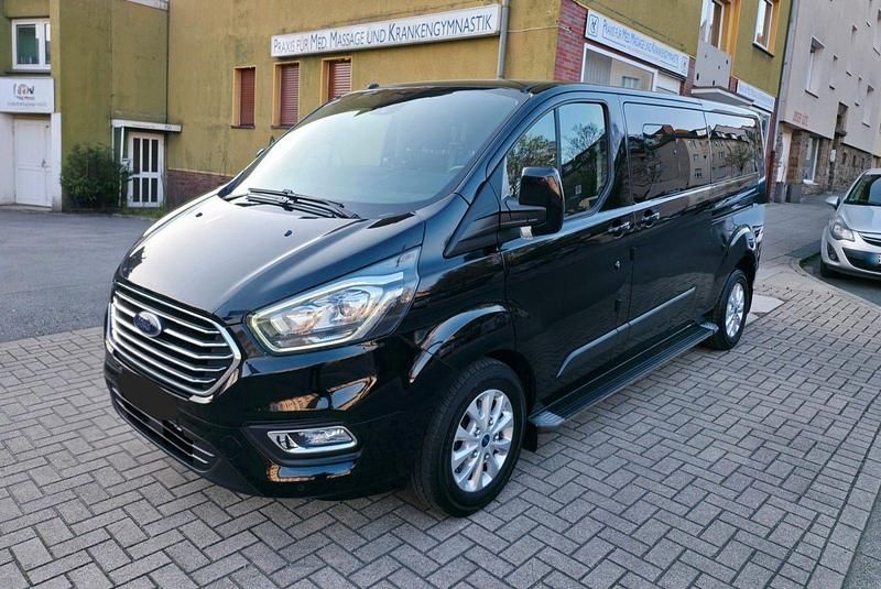 Gebraucht Ford Tourneo 131 PS (96 kW) 2018 Schwarz Van / Kleinbus