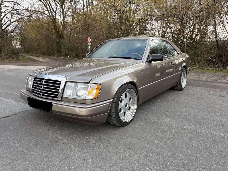 Gebraucht Mercedes 230 136 PS (100 kW) 1989 Braun Coupé