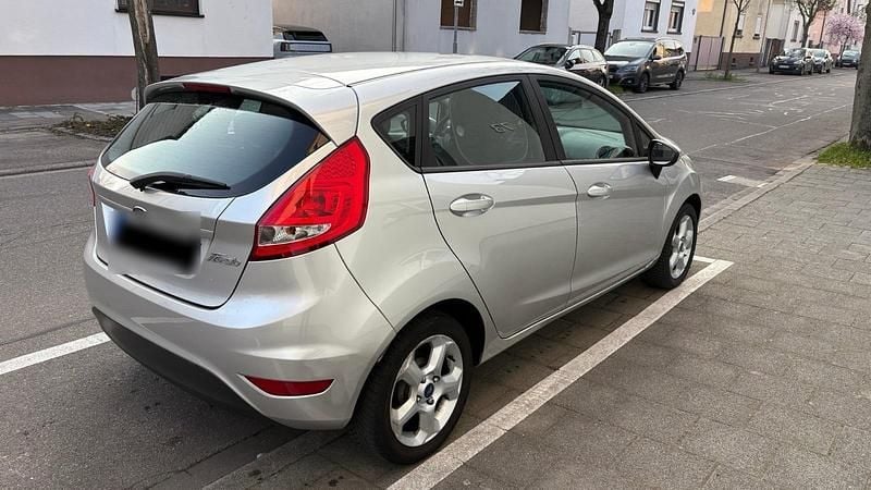 Gebraucht Ford Fiesta 82 PS (60 kW) 2011 Silber Kleinwagen
