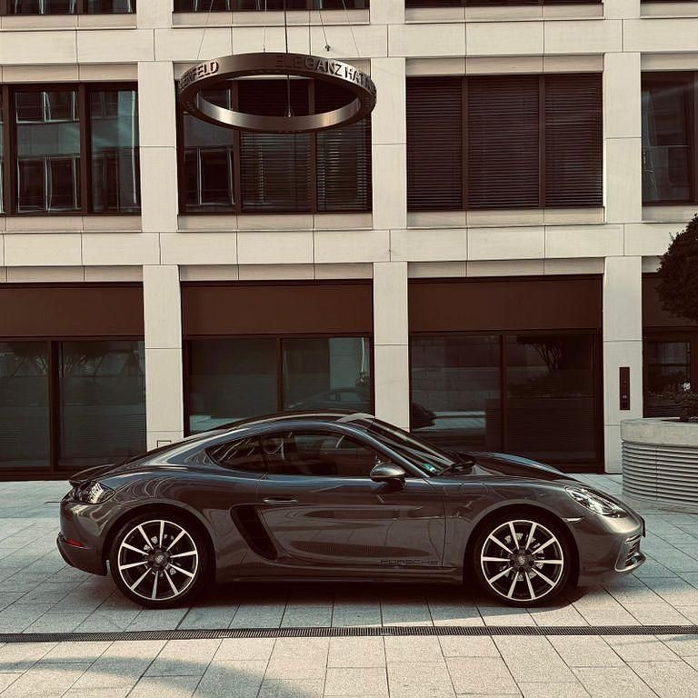 Grau Gebraucht 2018 Porsche Cayman Coupé | 57.999 € (Teuer) - Bild 1/4