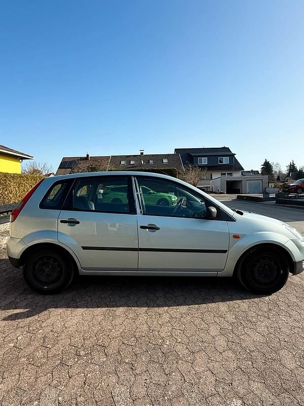 Gebraucht Ford Fiesta 69 PS (50 kW) 2004 Grau Kleinwagen