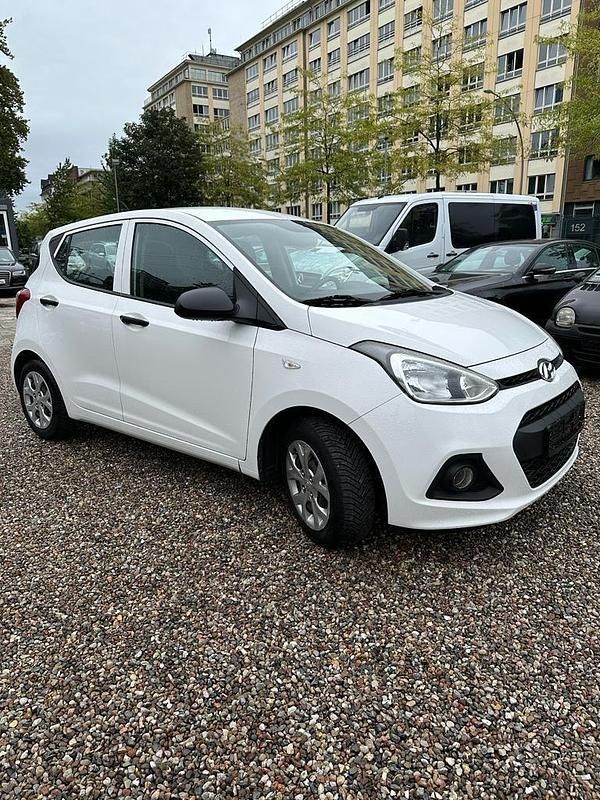 Gebraucht Hyundai i10 67 PS (49 kW) 2014 Weiß Kleinwagen