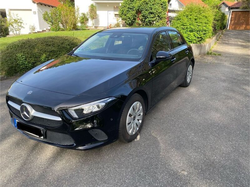 Schwarz Gebraucht 2019 Mercedes A180 Limousine | 18.700 € (Guter Preis) - Bild 1/4
