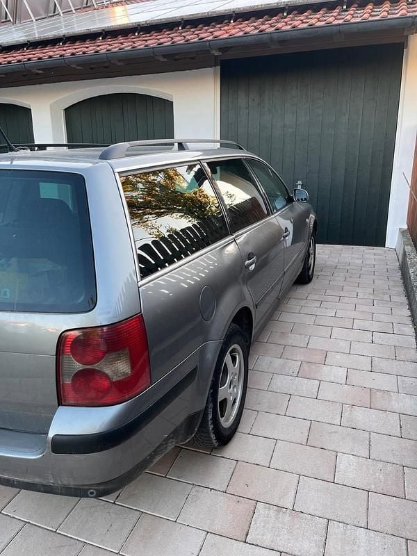 Silber Gebraucht 2002 VW Passat Kombi | 2.000 € (Fairer Preis) - Bild 1/4
