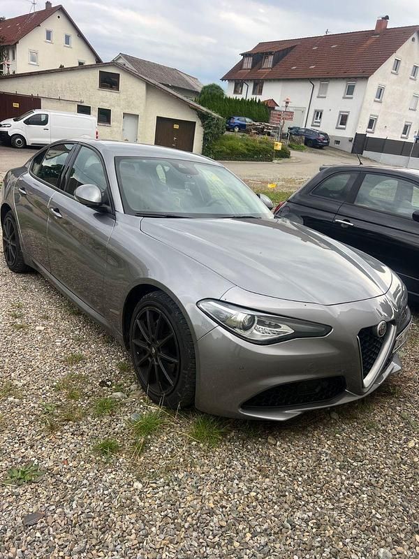 Silber Gebraucht 2019 Alfa Romeo Giulia Limousine | 18.000 € - Bild 1/4