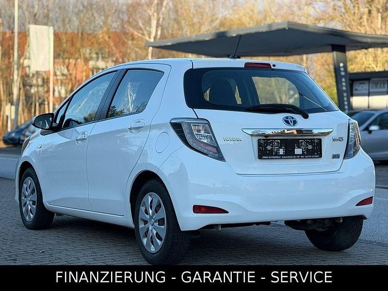 Gebraucht Toyota Yaris Hybrid 75 PS (55 kW) 2014 Weiß Limousine