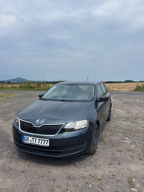 Grau Gebraucht 2014 Skoda Rapid Active Limousine | 5.690 € (Guter Preis) - Bild 1/4