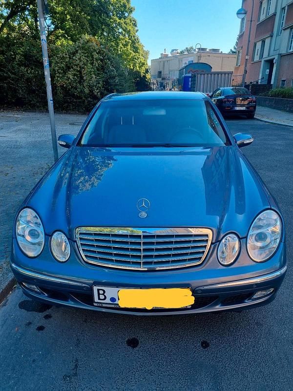 Blau Gebraucht 2003 Mercedes E200 Limousine | 4.850 € (Fairer Preis) - Bild 1/4