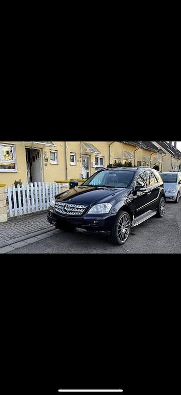 Blau Gebraucht 2007 Mercedes ML320 SUV | 9.000 € (Etwas zu teuer) - Bild 1/4