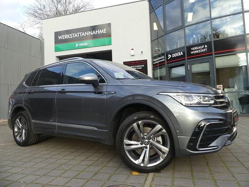 Platinum grey metallic Gebraucht 2024 VW Tiguan Allspace R-line SUV | 38.800 € (Fairer Preis) - Bild 1/4