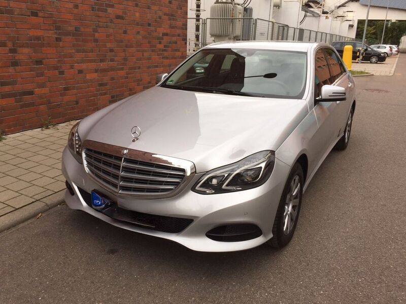 Silber Gebraucht 2015 Mercedes E250 Classic Limousine | 16.998 € (Guter Preis) - Bild 1/4