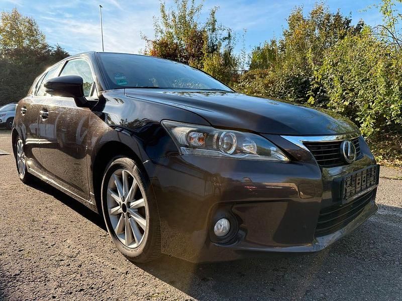 Braun Gebraucht 2012 Lexus CT200h Limousine | 7.999 € (Fairer Preis) - Bild 1/4