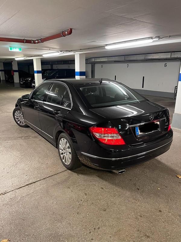 Schwarz Gebraucht 2010 Mercedes C220 Limousine | 12.700 € - Bild 1/4