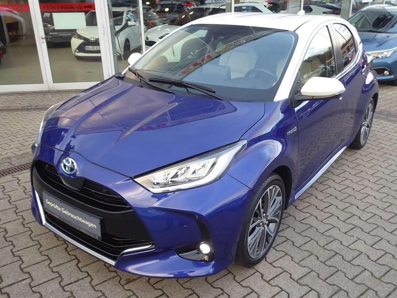Juniper blue)/ white Gebraucht 2020 Toyota Yaris Elegant Kleinwagen | 18.990 € (Superpreis) - Bild 1/4