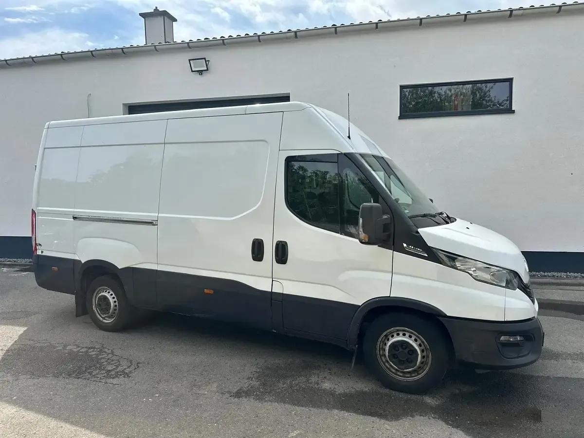 Second-hand Iveco Daily 155 CP (114 kW) 2022 Alb Berlinǎ