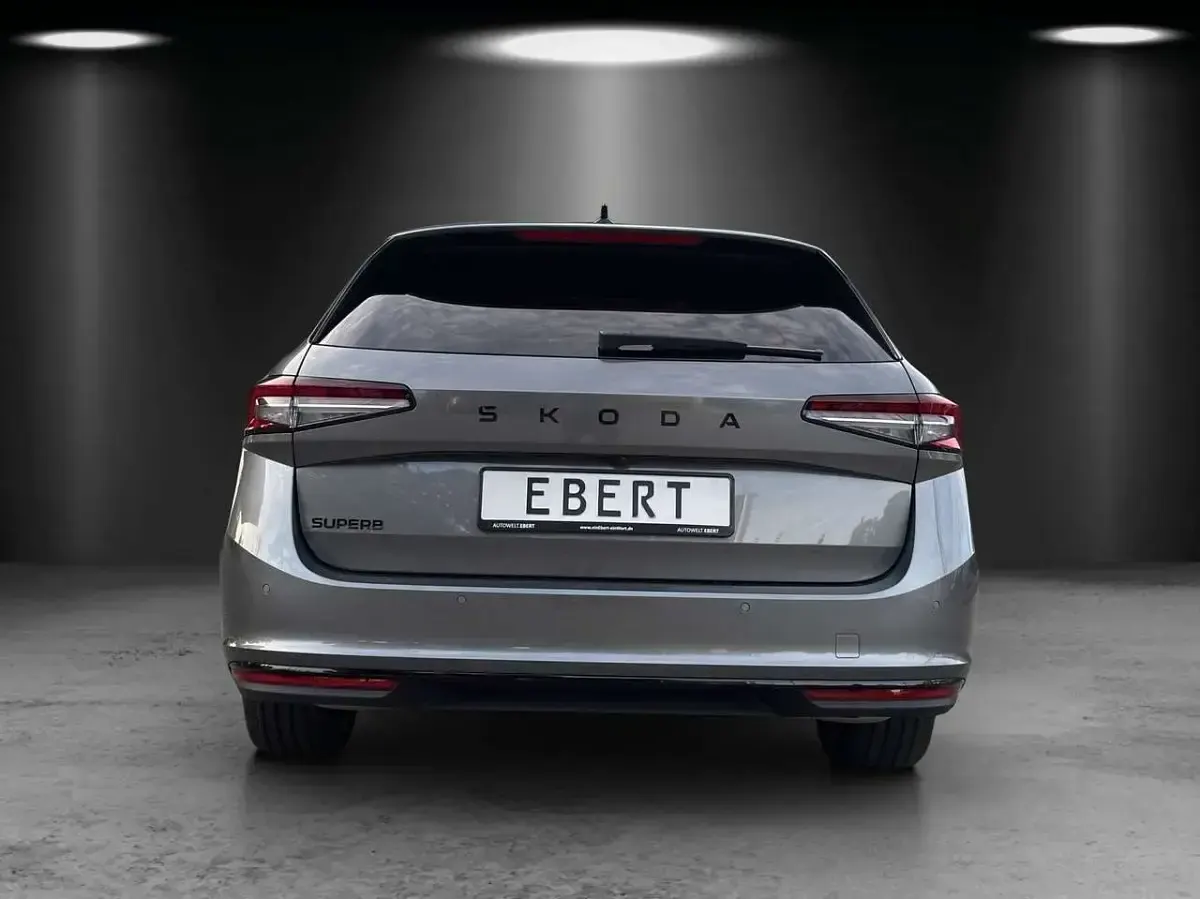 Neu Skoda Superb SportLine 204 PS (150 kW) 2025 Grau Kombi