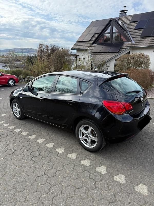 Gebraucht Opel Astra 115 PS (84 kW) 2010 Schwarz Limousine