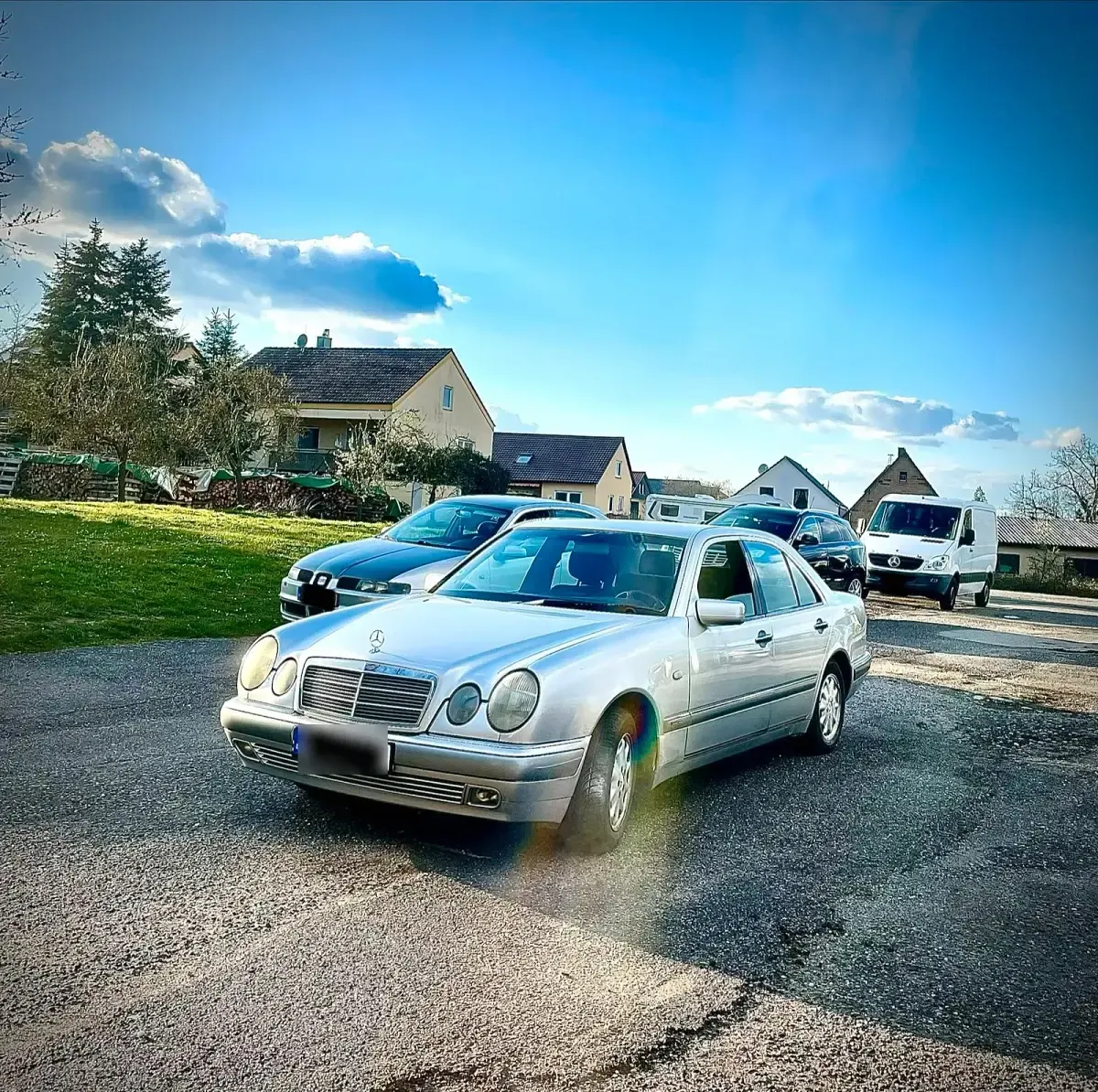 Używany Mercedes E200 136 KM (100 kW) 1999 Szary Sedan/Limuzyna