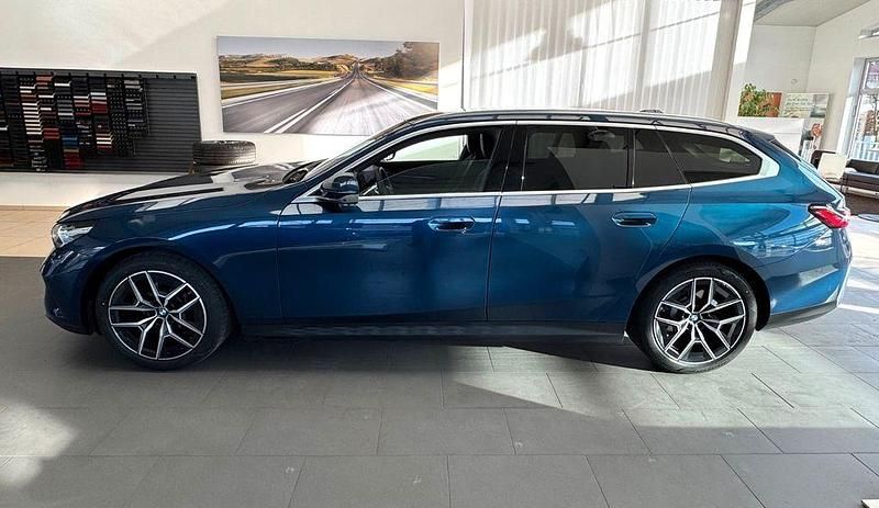 Gebraucht BMW 520 Performance 197 PS (144 kW) 2024 Blau Kombi