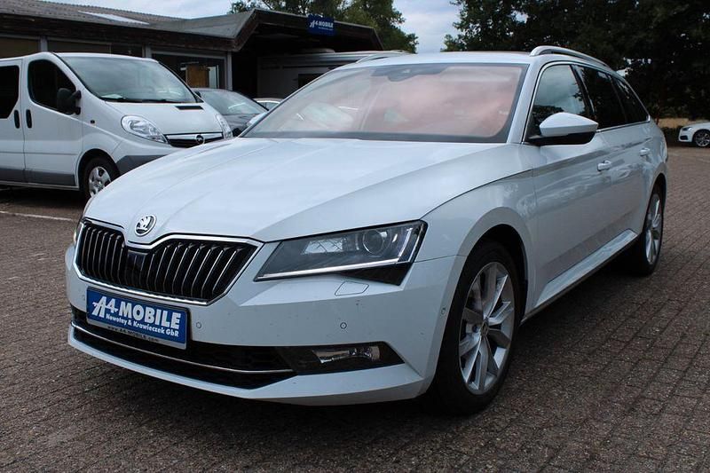 Weiß Gebraucht 2017 Skoda Superb Style Kombi | 24.999 € (Etwas zu teuer) - Bild 1/4