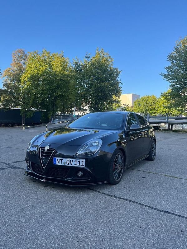 Schwarz Gebraucht 2015 Alfa Romeo Giulietta Quadrifoglio Verde Kleinwagen | 12.999 € (Guter Preis) - Bild 1/4