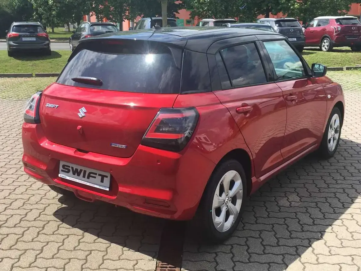 Neu Suzuki Swift Comfort 82 PS (60 kW) 2026 Burning red/super black pearl Kleinwagen