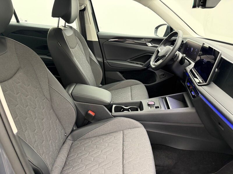 Gebraucht VW Tiguan Life 204 PS (150 kW) 2024 Grey metallic SUV