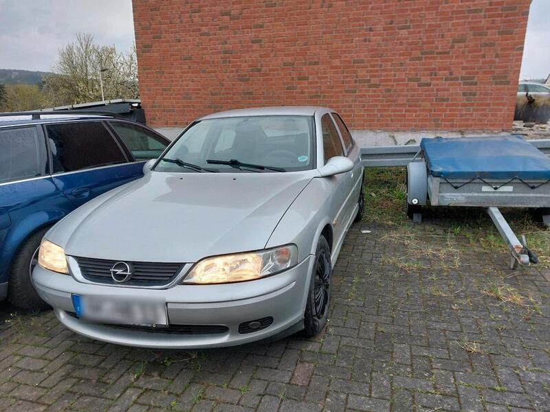Grau Gebraucht 2001 Opel Vectra Limousine | 800 € (Guter Preis) - Bild 1/4